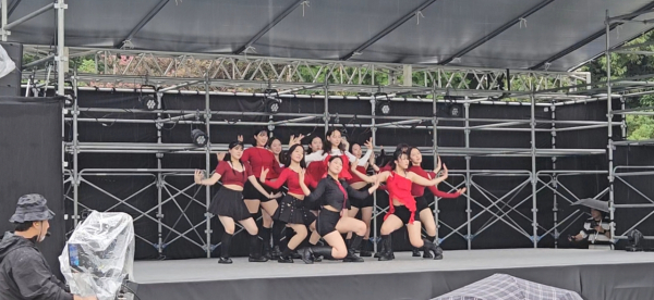 일본 오부시에서 K-POP 댄스 공연을 하는