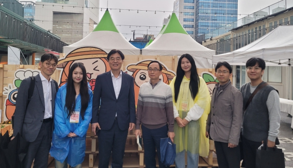 김형렬 행복청장(왼쪽에서 세번째)이 언더스탠드에비뉴를 방문하여 소셜벤처지원 사업현황 브리핑을 받은 후 소셜혁신연구소 송재훈 원장(왼쪽에서 네 번째) 및 박람회 진행요원 등과 기념촬영을 하고 있다