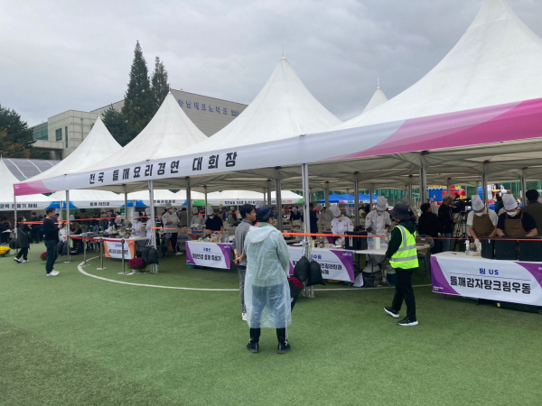 지난 19일 직산 생활체육공원에서  ‘제3회 K-FOOD 천안들깨페스티벌’ 축제를 개최하고 있다.