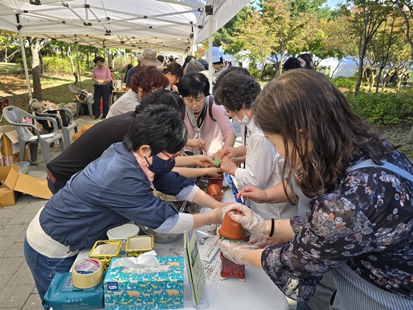 평생교육융합학부 재학생, 지역주민 다육이 만들기 체험 모습