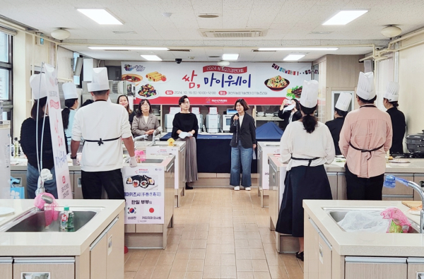 아산시 여성복지과 김은경과장이 심사위원 대표로 ‘세계요리대회’ 개최 축하 인사말을 하고 있다.