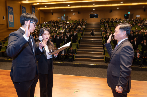 지난 21일 충남 태안 본사에서 ‘2024년도 하반기 신입사원 입사식’을 진행했다. 사진은 권순빈 사원(왼쪽 첫 번째)과 진윤선 사원(두 번째)이 선서하는 모습