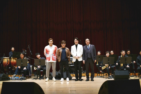 (사진 왼쪽부터)루카스 색소포니스트, 박강성 가수, 이영진 지휘자, 김거수 충청뉴스 대표