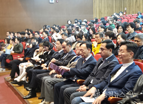 (사진 오른쪽부터)김제선 중구청장,&nbsp;박희조 동구청장,&nbsp;설동호 대전시교육감,&nbsp;조원휘 대전시의장,&nbsp;김거수 충청뉴스 대표,&nbsp;김종문 대전시체육회 부회장