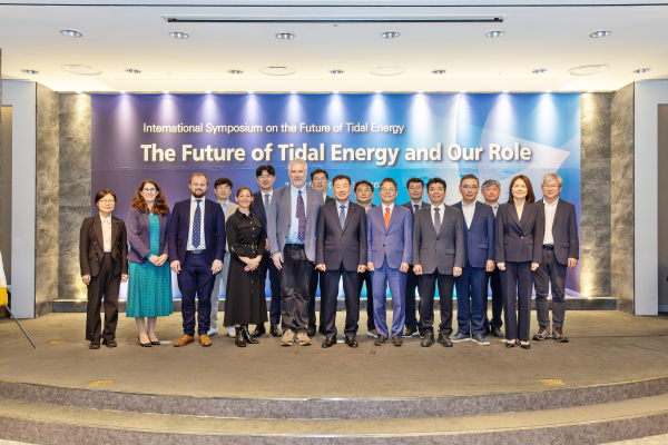 22일 부산 한화리조트 해운대에서 ‘조력에너지 미래와 우리의 역할’을 주제로 ‘국제 조력에너지 미래비전 심포지엄’을 개최했다.(사진 앞줄 왼쪽 여섯 번째 장병훈 한국수자원공사 수자원환경부문장)