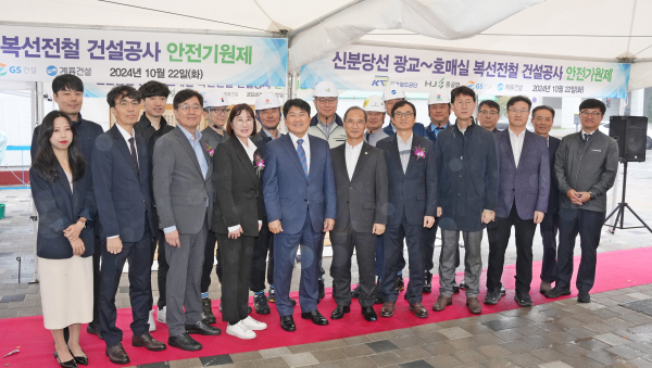 수도권본부장(앞줄 왼쪽에서 다섯 번째)이 22일 수원시 호매실동 광장부지에서 「신분당선 광교∼호매실 복선전철 건설공사」안전기원제 행사 후 관계자들과 함께 기념촬영을 하고 있다.