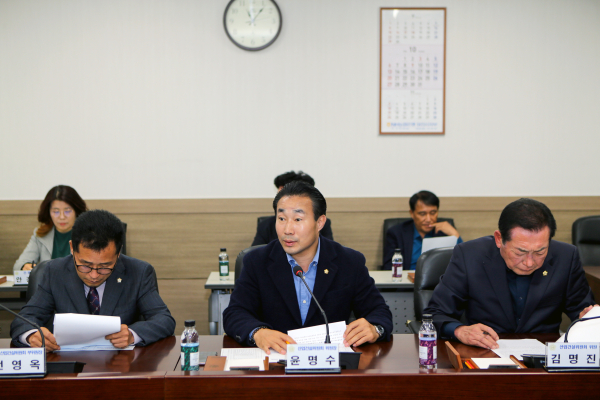 산업건설위원회, 농촌체험휴양마을 관계자들과 간담회 개최 모습