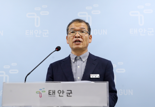 23일 군청 브리핑실에서 정례브리핑 중인 고현정 해양산업과장.