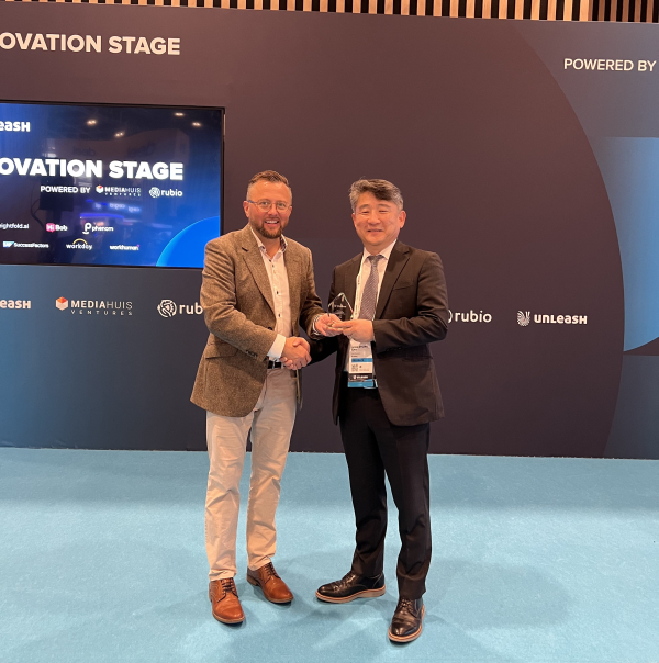 한국수자원공사 관계자(사진 오른쪽)가 프랑스 파리에서 열린 언리시 월드(Unleash World) 콘퍼런스에서 ‘2024 언리시 어워드(UNLEASH Award)’를 수상한 뒤 기념사진을 촬영하고 있다.