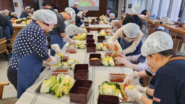 26일 도담동 싱싱문화관에서 총 20가정, 50여 명을 대상으로 ‘더 건강한 김장 캠프’가 진행되고 있다.