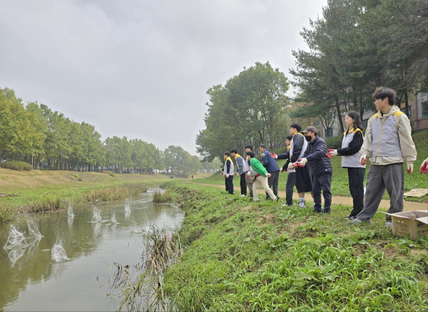 EM 흙공 던지기 활동 사진
