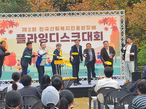 남태헌(좌측 네 번째) 한국산림복지진흥원장이 27일 국립춘천숲체원에서 열린 플라잉디스크대회에서 박광서(우측 두 번째) 북부지방산림청 산림경영과장, 이동수(좌측 세 번째) 국립춘천숲체원장 등 참석한 내빈들과 원반(플라잉디스크)을 던지고 있다