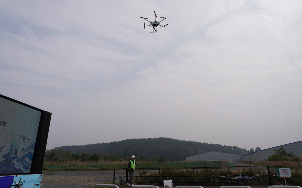 28일 벌천포해수욕장 일원에서 진행된 드론 물류서비스 실증 지원사업 시연회 진행 모습