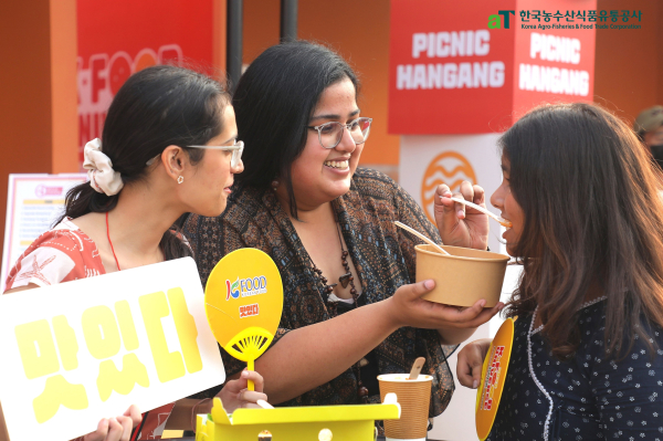 한강 피크닉존에서 라면을 즐기는 인도 MZ세대 모습