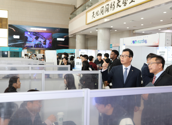 선문대 문성제 총장이 주산학 글로컬 JOB 페스티벌 행사장을 둘러보고 있다.