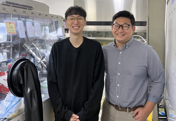 연구팀 사진[(왼쪽)제1저자인 구은모 석사생과 (오른쪽)이병선 교수]