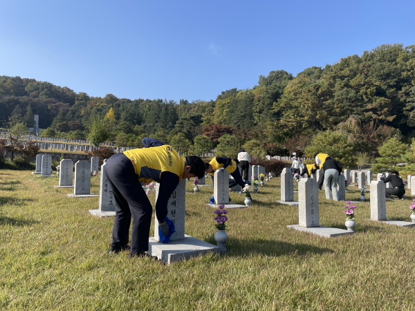 GTX본부 봉사단이 30일 국립서울현충원에서 묘역 정화활동을 시행한 후 기념촬영을 하고 있다.