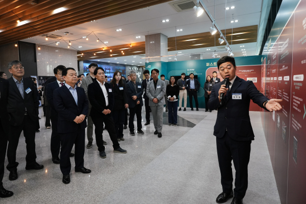 윤석대 한국수자원공사 사장(사진 왼쪽 앞줄 첫 번째)이 10월 30일 대전 본사에서 열린 ‘2024 혁신챌린지 최종경연’에서 혁신성과 전시물을 관람하고 있다.