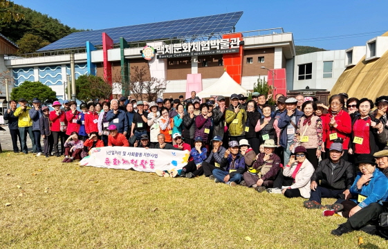 대전시노인복지관이 30일과 31일 노인 일자리 사업 참여 어르신 181명을 위한 문화 체험활동을 진행했다.