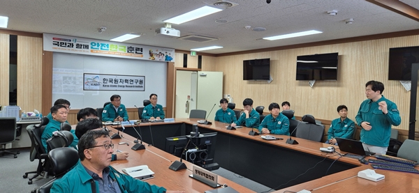 사진1. 고 있다.