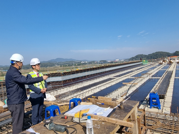 김종호 국가철도공단 충청본부장(오른쪽)이 31일 장항선 개량2단계 2공구에서 특별안전점검을 시행하고 있다.