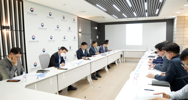 김형렬 행복청장(왼쪽테이블, 왼쪽에서 세번째)이 정부세종청사 6동에서 중대산업‧시민재해 관련 의무이행사항을 점검하고 있다