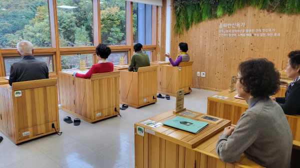 대한노인회 연계 '시니어 웰라이프 산림치유 캠프' 운영 모습