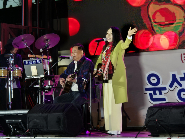 신윤섭 회장이 양하영 밴드와 듀엣 공연을 선보이고 있다.