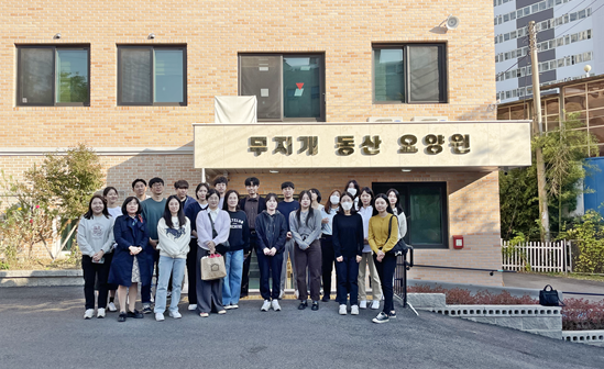 무지개동산요양원에서 봉사활동 진행 기념사진