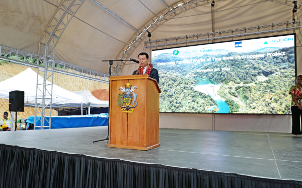 윤석대 사장이  지난 4일 솔로몬제도의 수도 호니아라 인근의 현지에서 열린 티나강 수력발전 사업의 본댐 착공식에서 축사를 하고 있다.