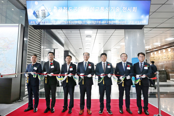 이성해 국가철도공단 이사장(왼쪽 네 번째)이 5일(화) 공단 본사에서 행사 커팅식을 하고 있다.