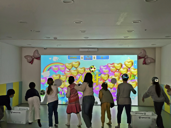 첫 VR체험관 이용하는 아동들