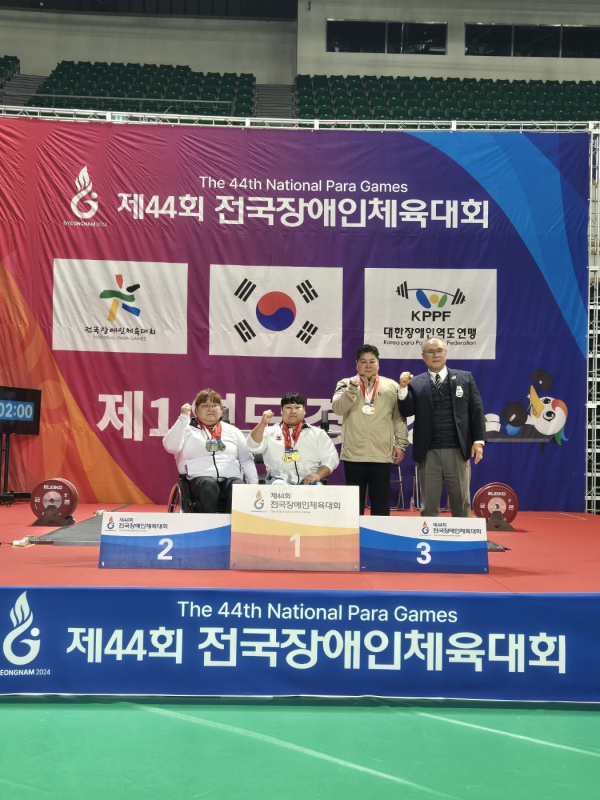 역도 김은영 동메달 시상 사진(왼쪽 세번째)