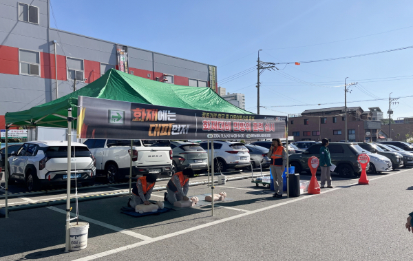 지난 6일 태안읍 태안농협하나로마트에서 진행된 화재대비 민방위 훈련 모습.