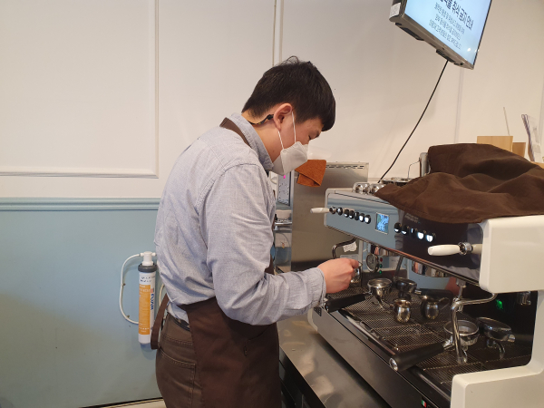 2024년 장애인일자리 사업에 참여하고 있는 모습 (커피바리스타)