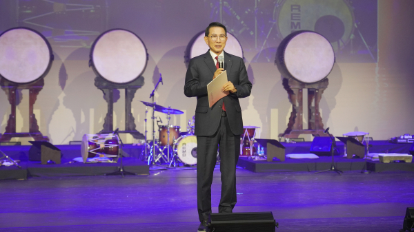 지난 7일 서산시 문화회관에서 개최된 뜬쇠예술단 레퍼토리 공연에서 이완섭 시장 인사말 모습