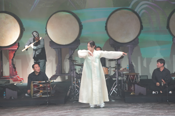 지난 7일 서산시 문화회관에서 개최된 뜬쇠예술단 레퍼토리 공연 ‘길 세 번째 이야기 무(舞)와 노닐다