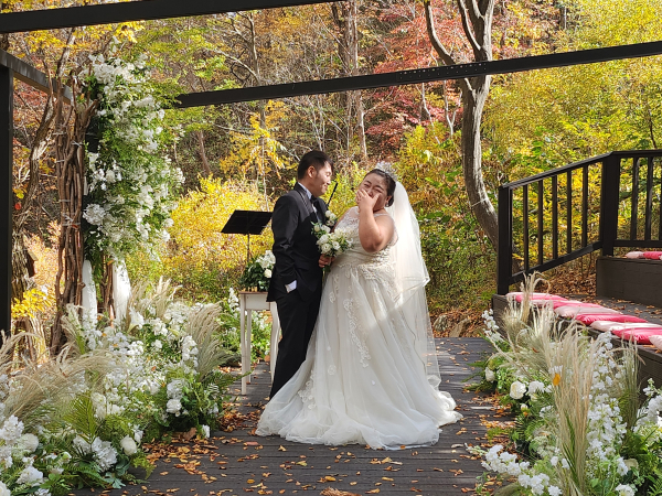 8일 국립청도숲체원에서 ‘숲속 결혼식’을 마친 신혼부부가 결혼 예식 촬영을 하고 있다