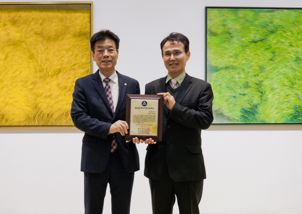 2024 한국서정시문학상 수상자로 김영산 시인이 선정됐다.(왼쪽부터 백석대 송기신 총괄부총장, 김영산 시인)