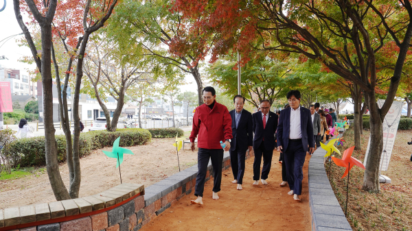 지난 9일 중앙호수공원 일원에서 개최된 황톳길 개장식