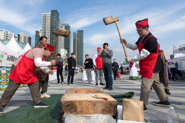 지난 9일 제10회 우리농산물 사랑의 김장담그기 행사 진행 모습