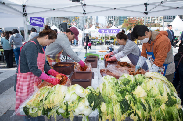 지난 9일 제10회 우리농산물 사랑의 김장담그기 행사 진행 모습