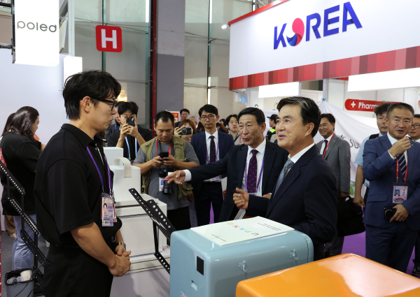 캔톤페어 충남관 방문 및 참가기업 격려에 나선 김태흠 충남지사