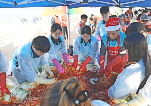 지역 소외계층 후원 김장 담그기 봉사활동 진행 모습