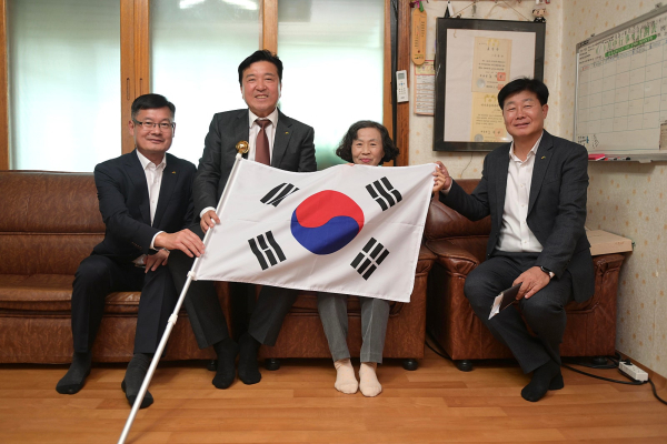 독립유공자 유족의 집에 위문 방문한 최재구 예산군수