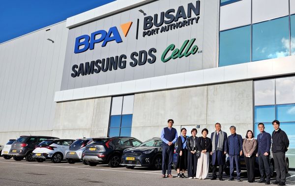 부산항만공사 로테르담 물류센터 방문 현장 사진 * aT 홍문표 사장(좌측 5번째), 부산항만공사 네덜란드 신진선 법인장(좌측 4번째)