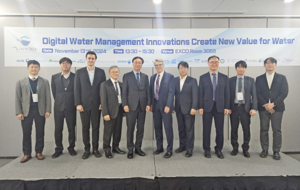 13일 특별세션에서 주요 참석자들이 기념사진을 촬영하고 있다.(사진 가운데 왼쪽부터 류형주 한국수자원공사 부사장, 데이빗 라프랑스(David LaFrance) 미국수도협회 회장)