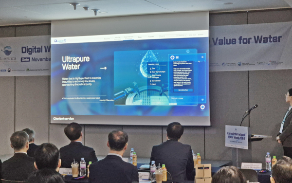 13일 대구 엑스코(EXCO)에서 개최되는 ‘대한민국 국제물주간(Korea International Water Week) 2024’ 중에 열린 ‘디지털 물관리 혁신으로 물의 새로운 가치 창출’ 특별 세션에서 한국수자원공사 관계자가 한국수자원공사의 글로벌 선도기술 중 하나인 초순수 기술을 소개하고 있다.