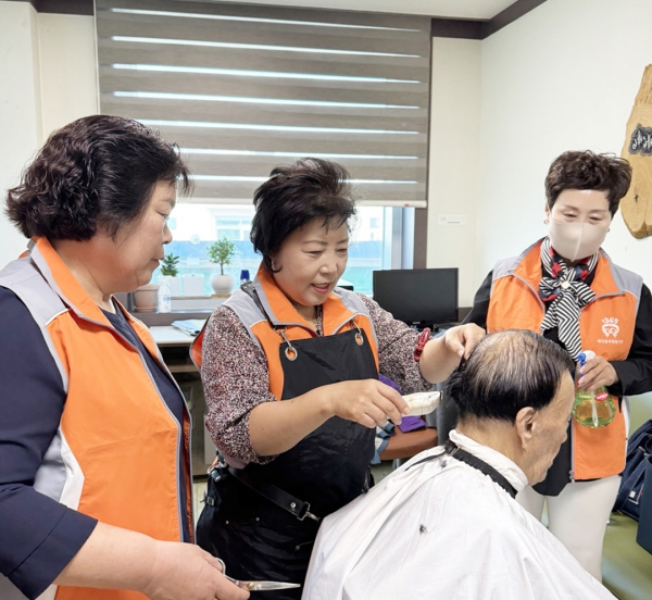 지난 13일 태안군보건의료원 내에서 이·미용 봉사에 나선 의료원 관계자 및 태안읍자원봉사단 회원들.