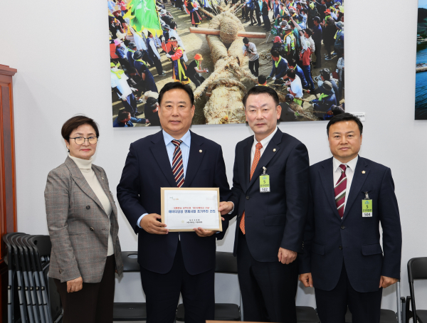 당진시의회 제2서해대교 국회 기자회견-어기구의원 건의문 전달 모습